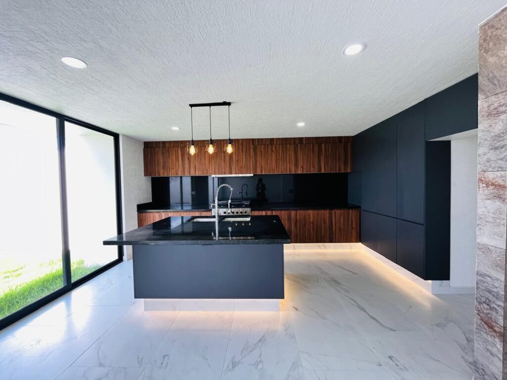 Casa en venta 4 recámaras en esquina Lomas de Angelópolis Puebla