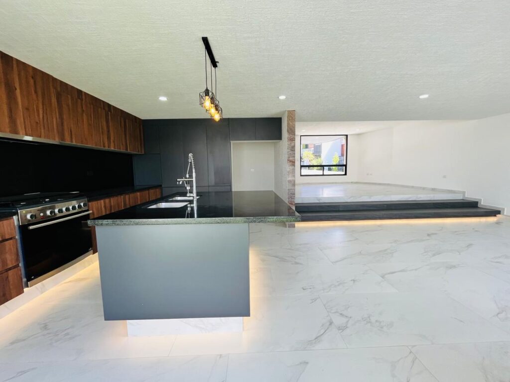 Casa en venta 4 recámaras en esquina Lomas de Angelópolis Puebla