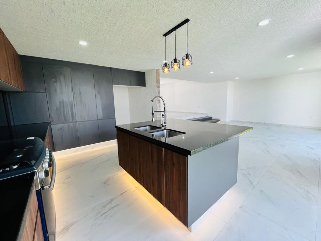 Casa en venta 4 recámaras en esquina Lomas de Angelópolis Puebla