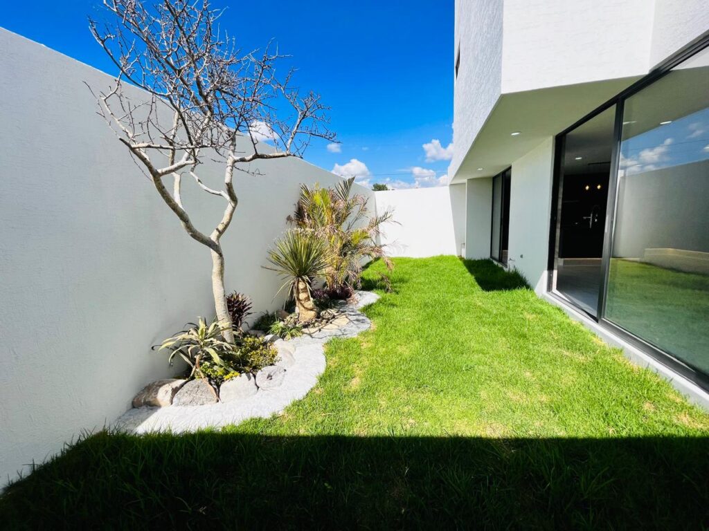 Casa en venta 4 recámaras en esquina Lomas de Angelópolis Puebla