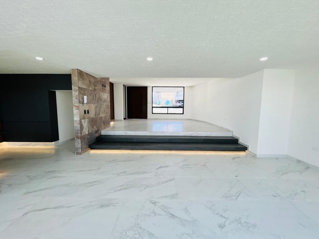 Casa en venta 4 recámaras en esquina Lomas de Angelópolis Puebla