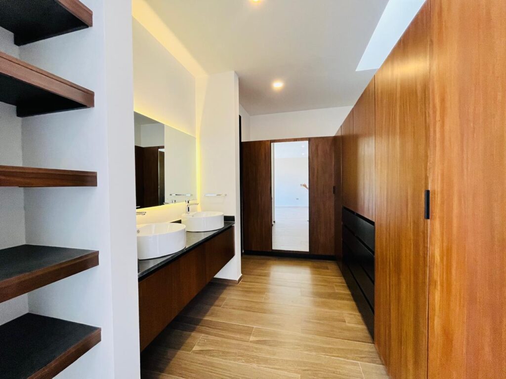 Casa en venta en Parque Oaxaca Lomas de Angelópolis Puebla 4 recámaras