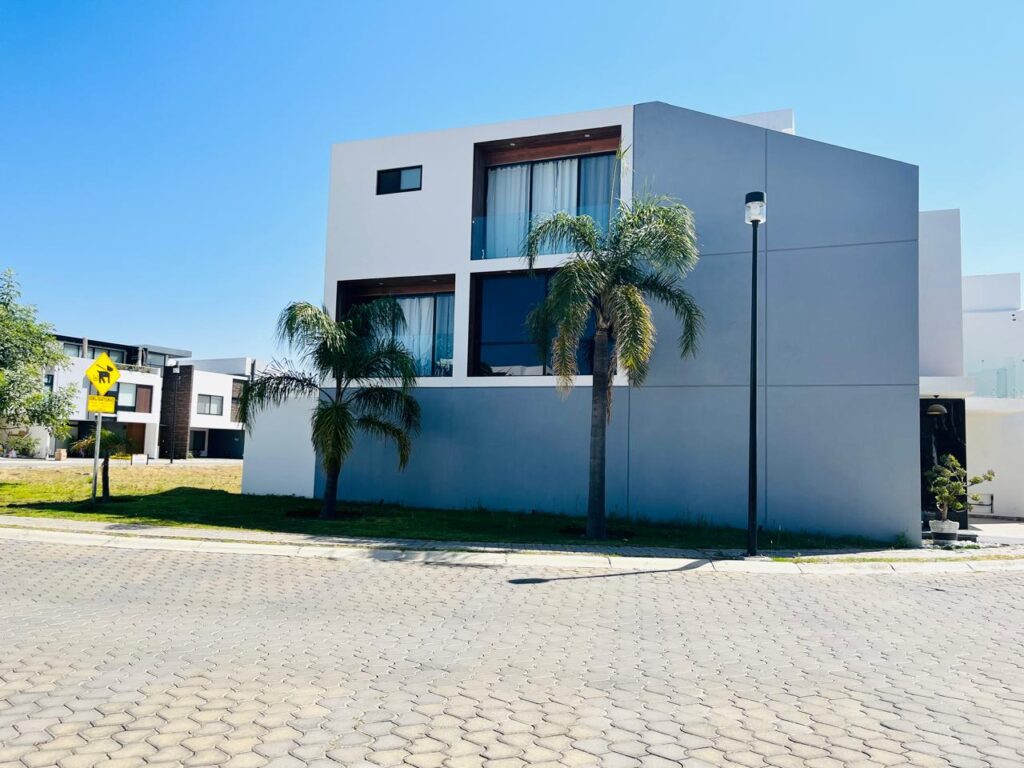 Casa en venta en Parque Oaxaca Lomas de Angelópolis Puebla 4 recámaras