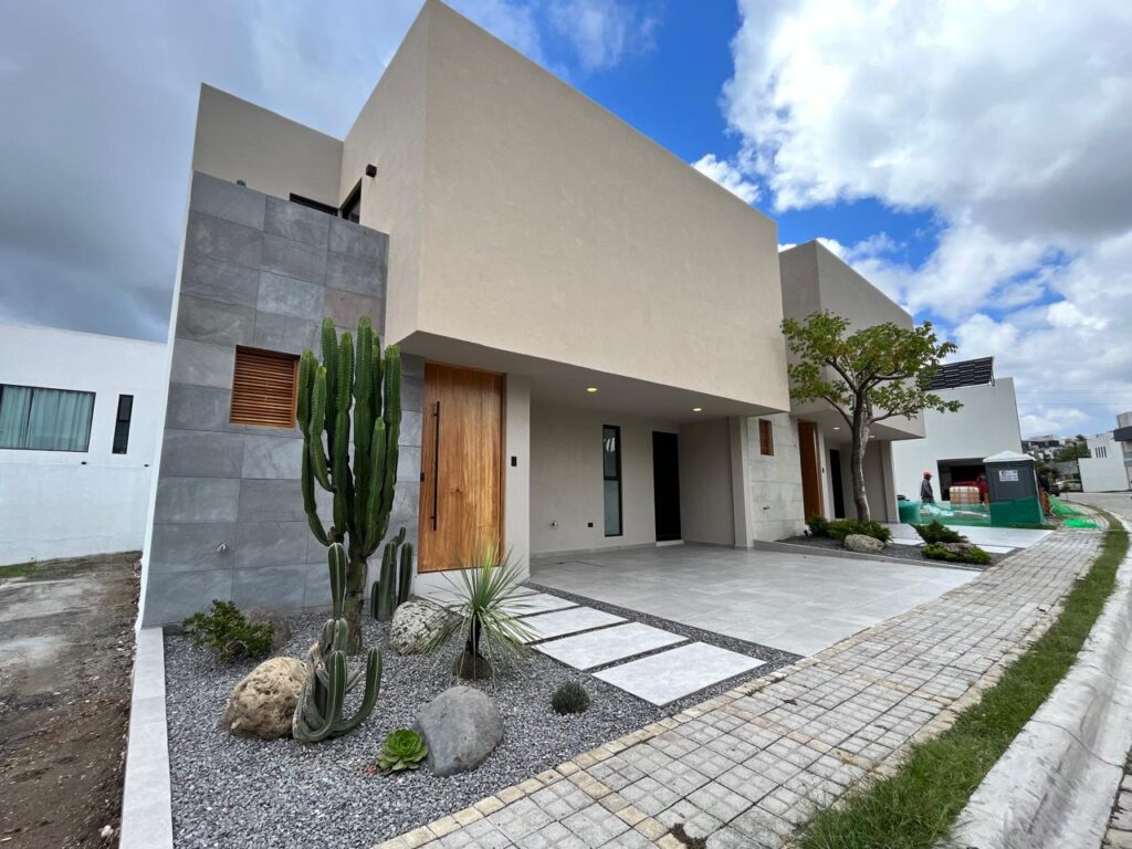 casa en venta bonito diseño amplio jardin parque Tlaxcala Lomas de Angelopolis Fachada