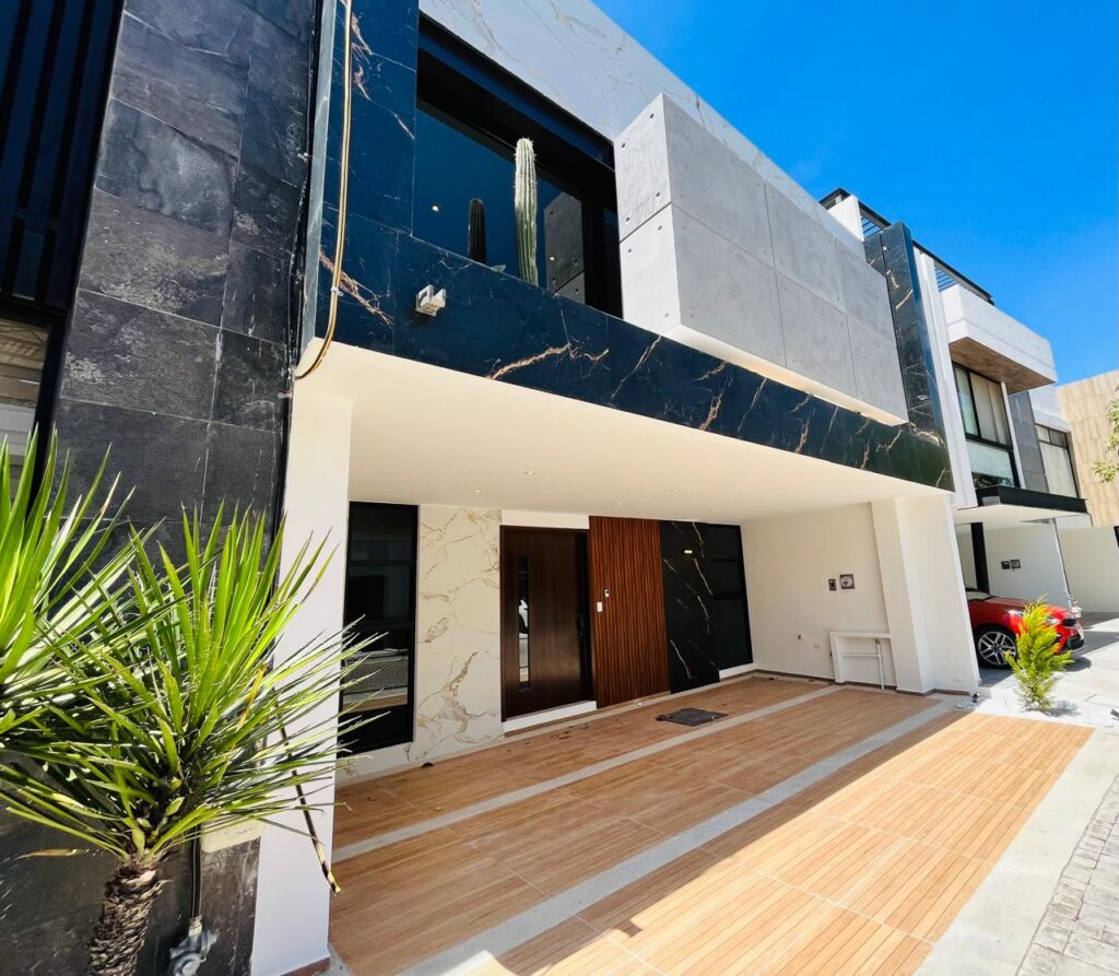 Casa en venta con 5 recámaras en Parque Veracruz Lomas de Angelópolis Puebla